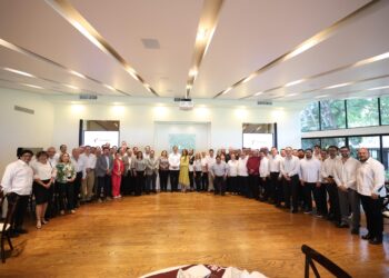 En reunión con editores, Américo pide rescatar la verdad