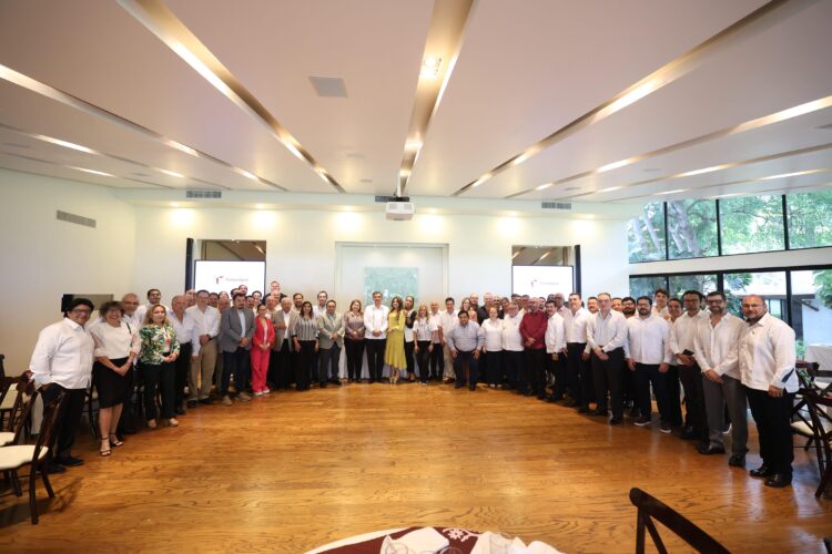 En reunión con editores, Américo pide rescatar la verdad