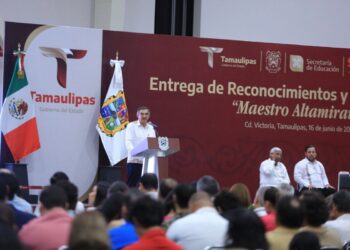 Refrenda Américo alianza con maestros; entrega 284 condecoraciones.