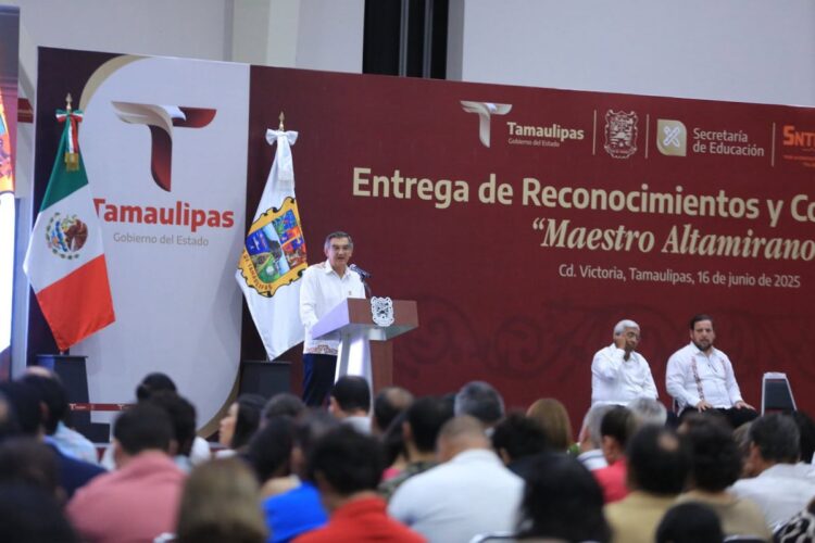 Refrenda Américo alianza con maestros; entrega 284 condecoraciones.
