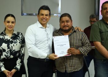 Entrega alcalde nombramientos a delegados ejidales.