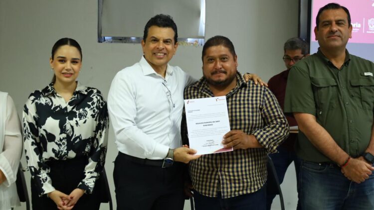 Entrega alcalde nombramientos a delegados ejidales.