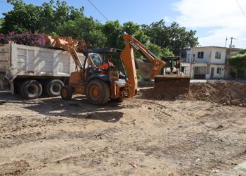 Alcalde Lalo Gattás da banderazo a dos obras más de pavimentación.
