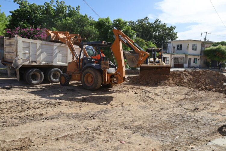 Alcalde Lalo Gattás da banderazo a dos obras más de pavimentación.