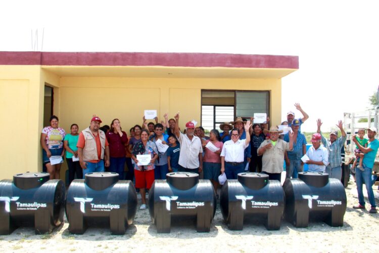 Entrega SEBIEN tinacos a habitantes de San Carlos
