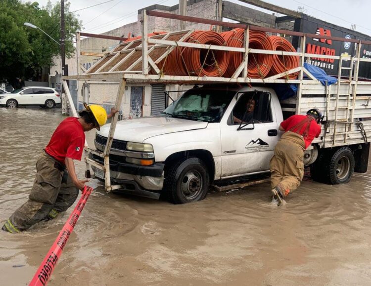 Asiste Municipio a la población por intensa lluvia, continúa operativo.