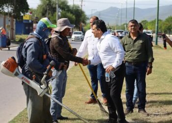 Con limpieza, instalación de luminarias y bacheo se transforma Victoria.