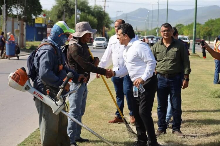 Con limpieza, instalación de luminarias y bacheo se transforma Victoria.