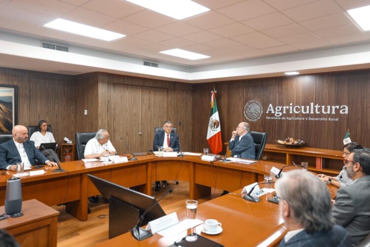 Acuerda Américo con SADER apoyos para productores de sorgo y maíz