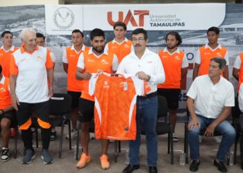 Rector de la UAT presenta oficialmente al equipo Correcaminos para el Torneo Apertura 2025 de la Liga de Expansión