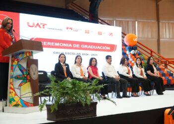 El rector Dámaso Anaya y la Lic. Isolda Rendón presiden graduación de CENDIS de la UAT