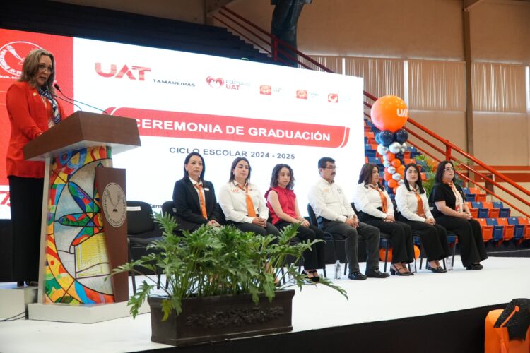 El rector Dámaso Anaya y la Lic. Isolda Rendón presiden graduación de CENDIS de la UAT
