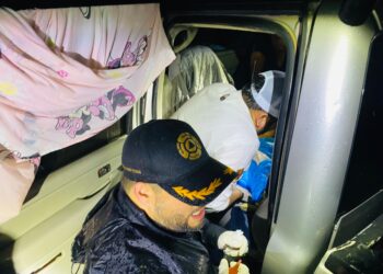 En la noche y bajo lluvia, alcalde de González atiende parto en la carretera