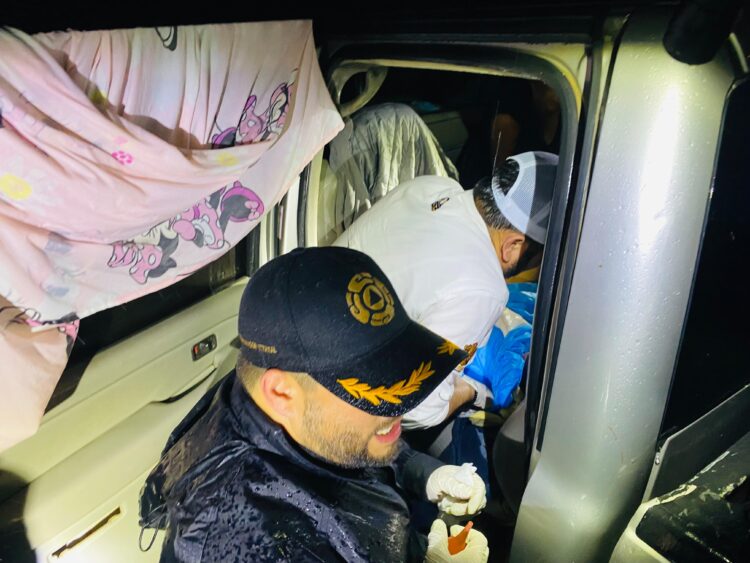 En la noche y bajo lluvia, alcalde de González atiende parto en la carretera