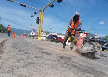 Reactiva Municipio programa emergente de bacheo para reparar calles dañadas por lluvias.