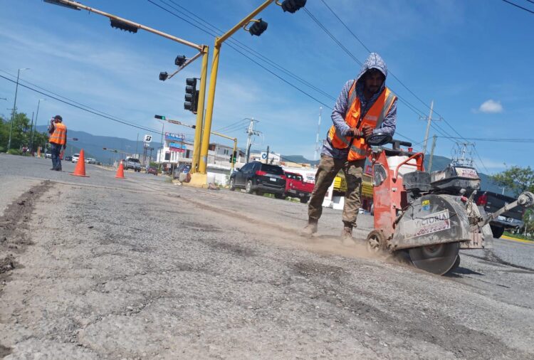 Reactiva Municipio programa emergente de bacheo para reparar calles dañadas por lluvias.