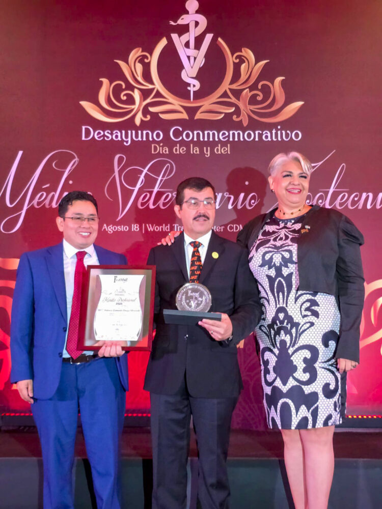 Recibe Dámaso Anaya Premio Nacional al Mérito Profesional 2025