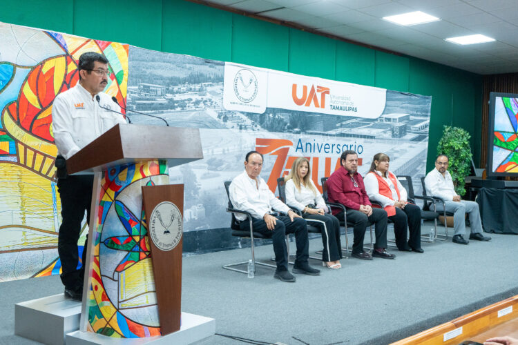 Más de 6 500 estudiantes de la UAT reciben beca