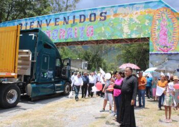 Inicia traslado de escultura de Virgen de la Misericordia hacia El Chorrito