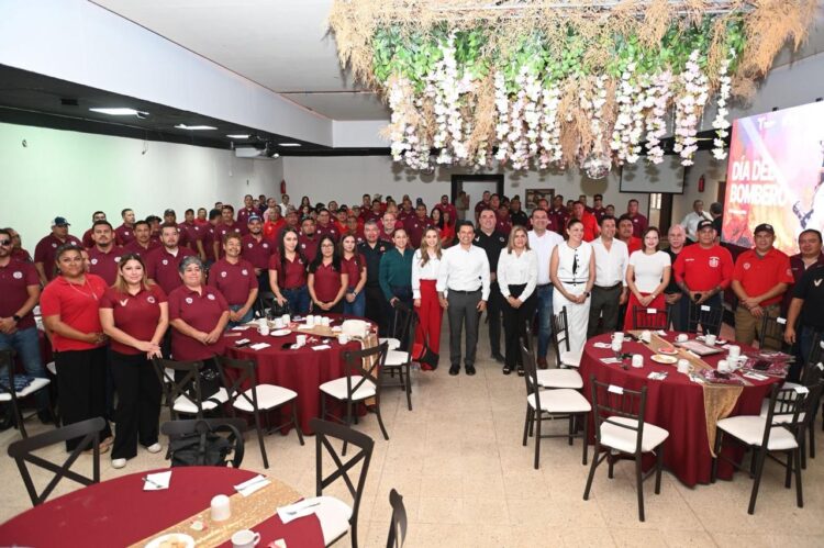 Festeja alcalde Lalo Gattás a bomberos de Victoria. 