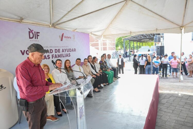 Encabezan Lucy y Lalo tercera entrega de apoyos alimentarios en Victoria