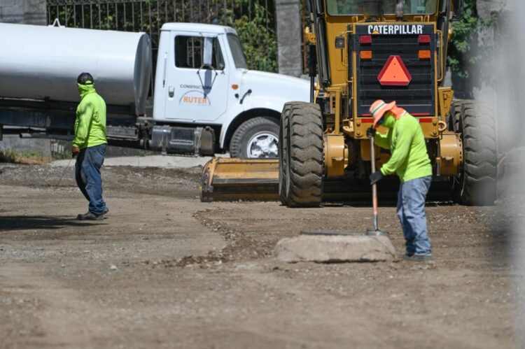 Supervisa Lalo Gattás obra de concreto hidráulico en la Simón Torres.