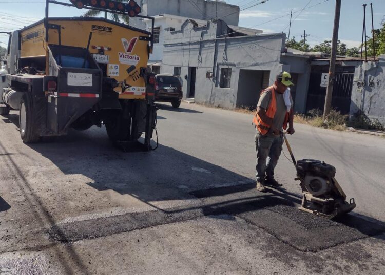 Intensifica Gobierno bacheo en colonias de Victoria.