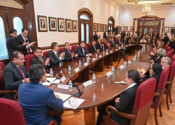 Lalo Gattás entrega por escrito su Primer Informe a cabildo