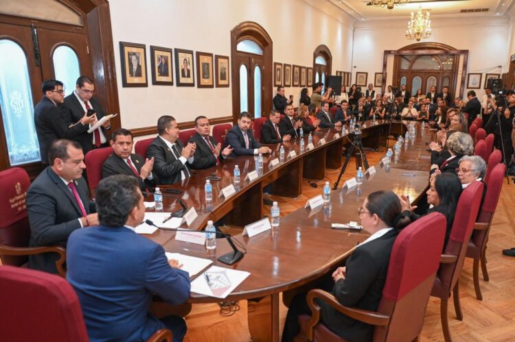 Lalo Gattás entrega por escrito su Primer Informe a cabildo