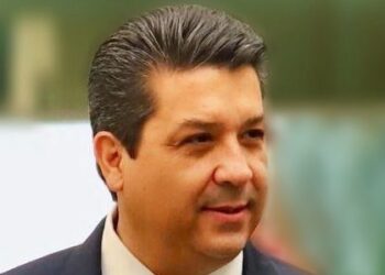 ¡Puro pájaro nalgón!