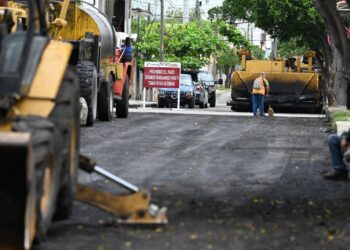 Evalúa alcalde avances en pavimentación.
