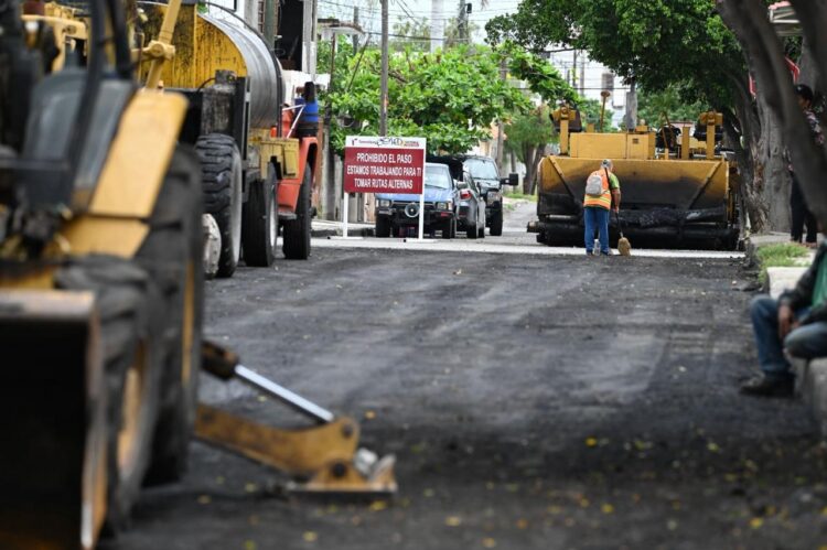 Evalúa alcalde avances en pavimentación.