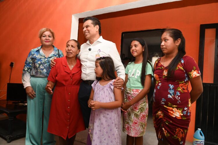 Entrega Lalo Gattás vivienda a familia de la Esfuerzo Popular.