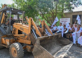 Inicia Municipio una obra más de pavimentación en la colonia Lázaro Cárdenas.