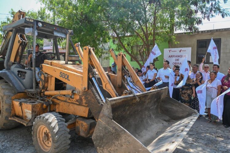 Inicia Municipio una obra más de pavimentación en la colonia Lázaro Cárdenas.