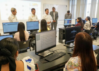 Comparte el rector logros y proyectos con estudiantes de la Facultad de Derecho Victoria