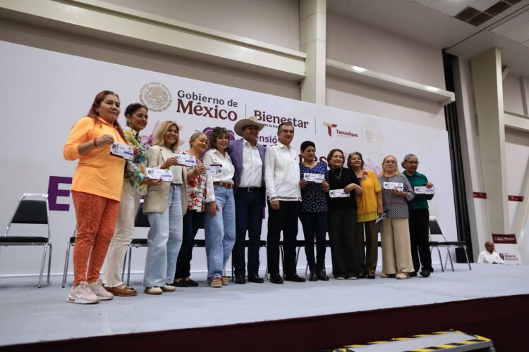 Entrega Américo tarjetas de Pensión Mujeres Bienestar; llegará a 93 mil tamaulipecas