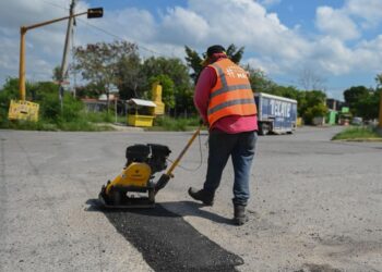 Después de las lluvias ayuntamiento repara calles dañadas.