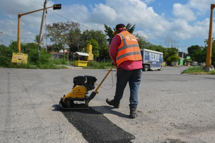 Después de las lluvias ayuntamiento repara calles dañadas.