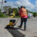 Después de las lluvias ayuntamiento repara calles dañadas.