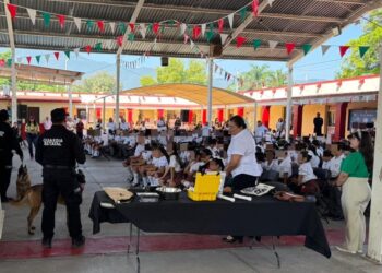 Brea y Lucky, protagonistas de una jornada cívica con estudiantes de Victoria