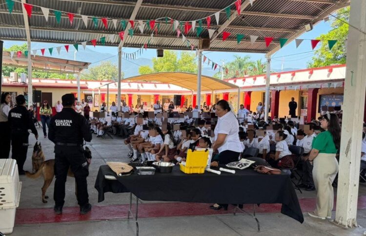 Brea y Lucky, protagonistas de una jornada cívica con estudiantes de Victoria