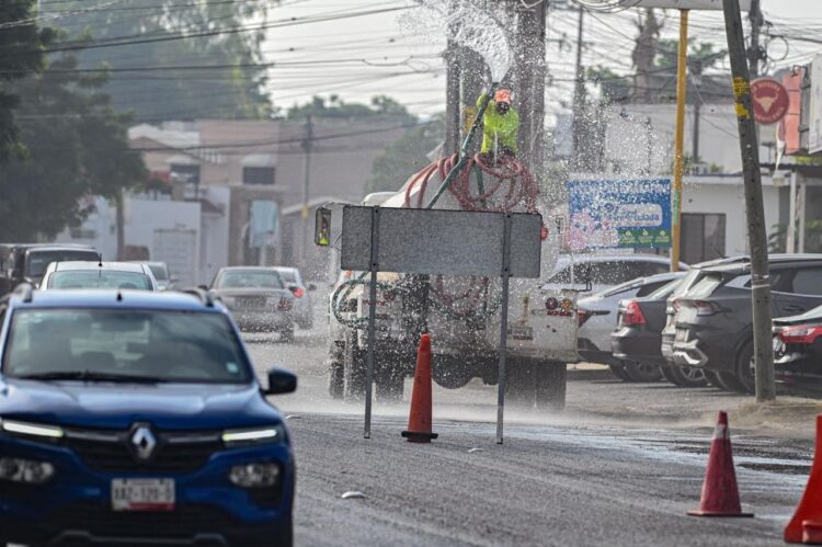 Con bacheo, mejora la ruta comercial de Teocaltiche.