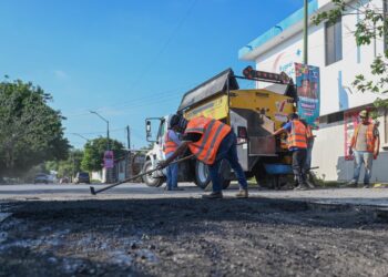 Bacheo no se detiene, reparan calles en sábado.