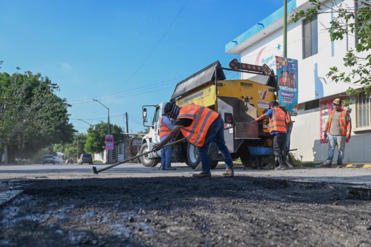 Bacheo no se detiene, reparan calles en sábado.
