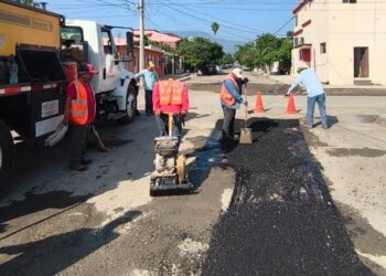 Cuadrillas siguen eliminando baches de avenidas y calles de Victoria.
