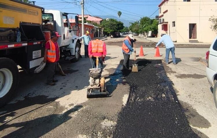 Cuadrillas siguen eliminando baches de avenidas y calles de Victoria.