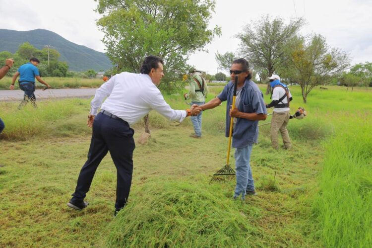Supervisa alcalde trabajos de limpieza en vialidades