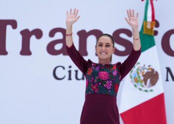 Sheinbaum cierra gira por su primer aniversario de gobierno ante miles de simpatizantes en el Zócalo.