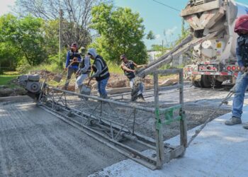 Supervisa Lalo Gattás pavimentación con concreto hidráulico en la colonia Sierra Madre.